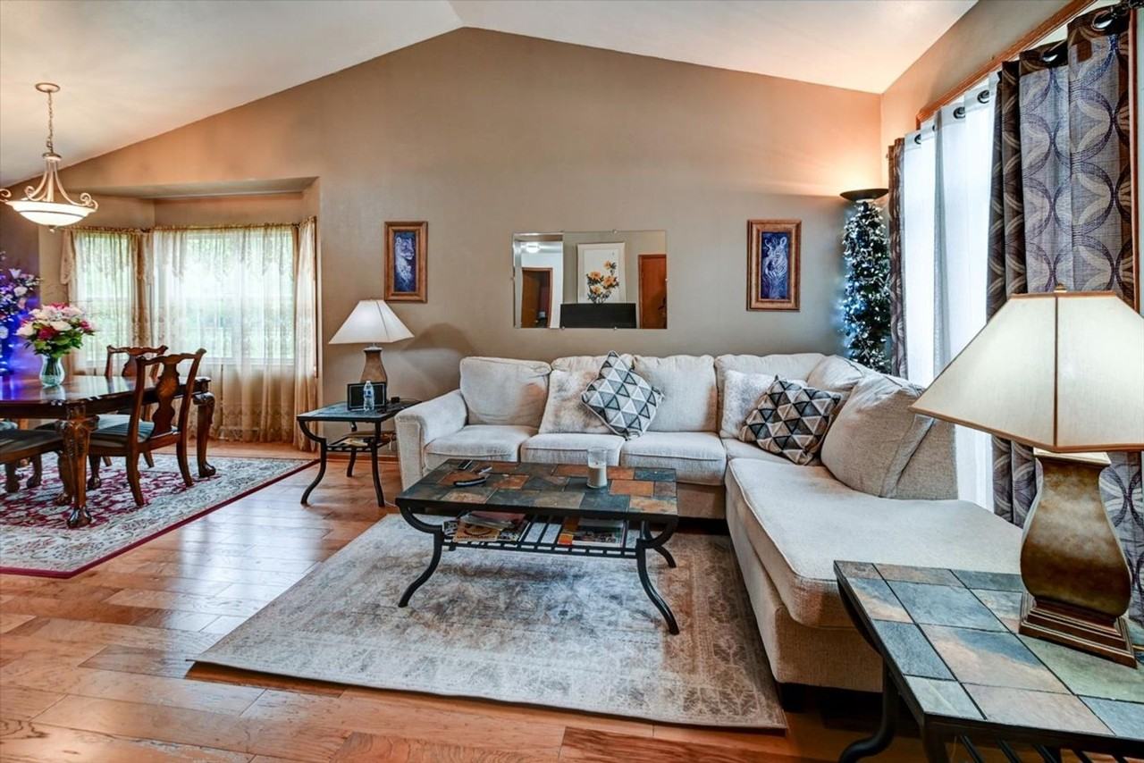 1214 Carpenter St - Photo 5 of 24