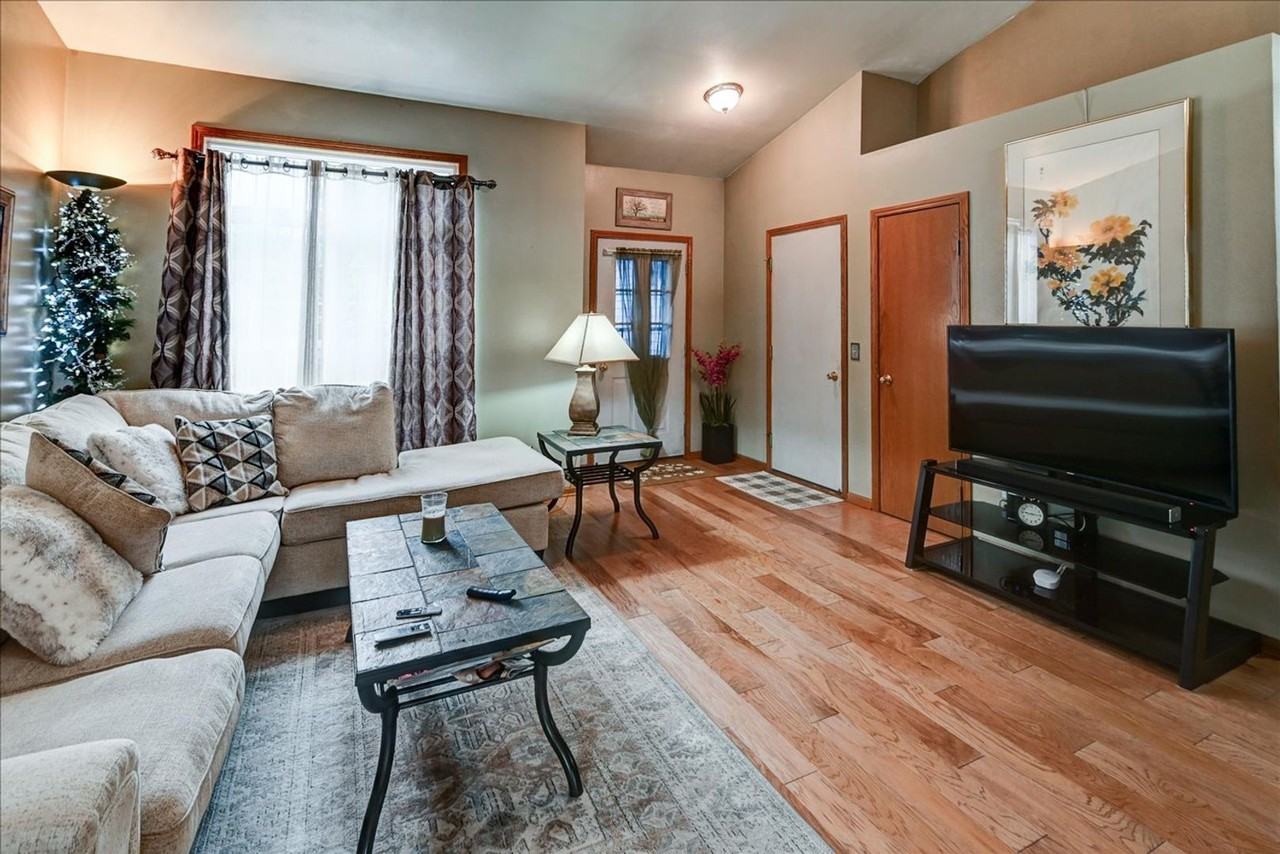 1214 Carpenter St - Photo 6 of 24