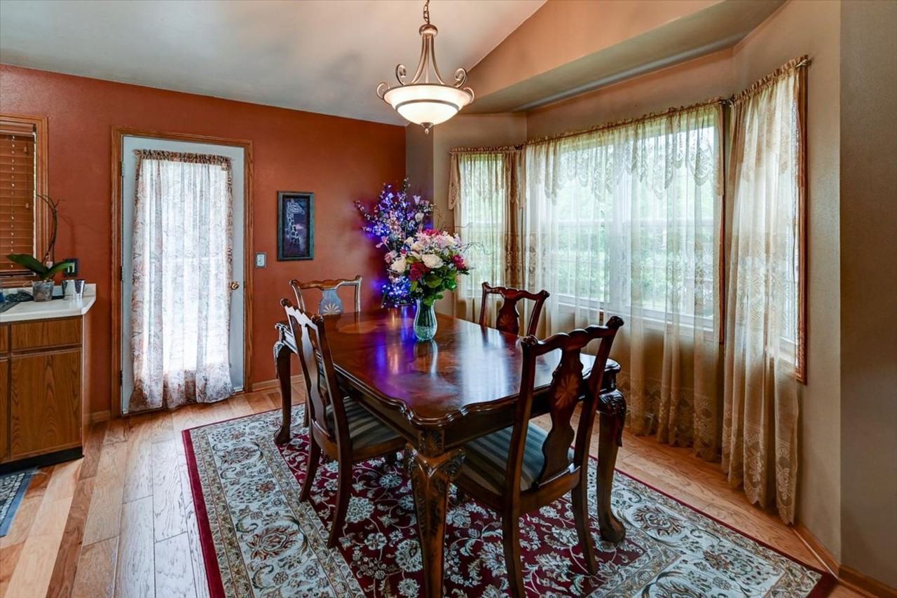 1214 Carpenter St - Photo 7 of 24