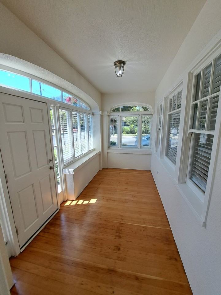 1938 3rd St - Photo 4 of 33