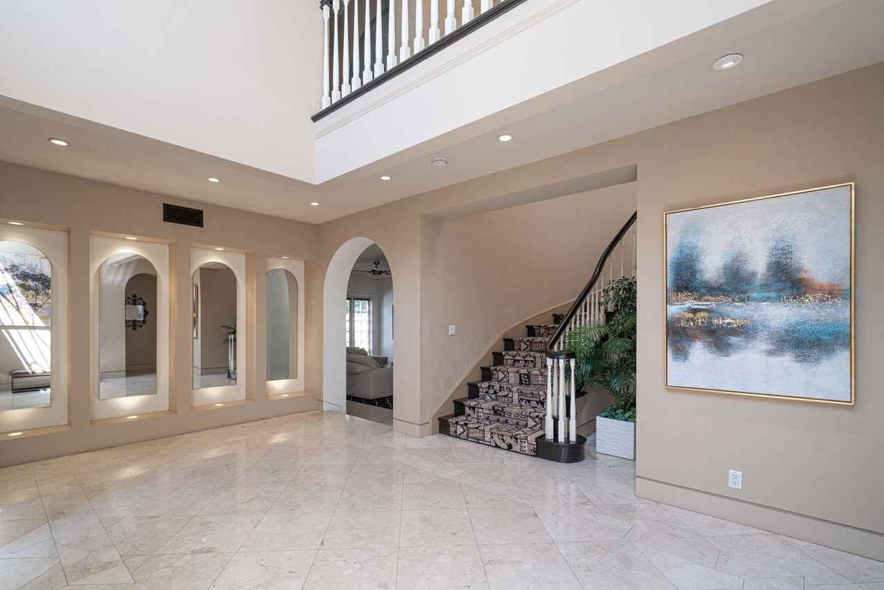 32 Belcourt Dr - Photo 3 of 50