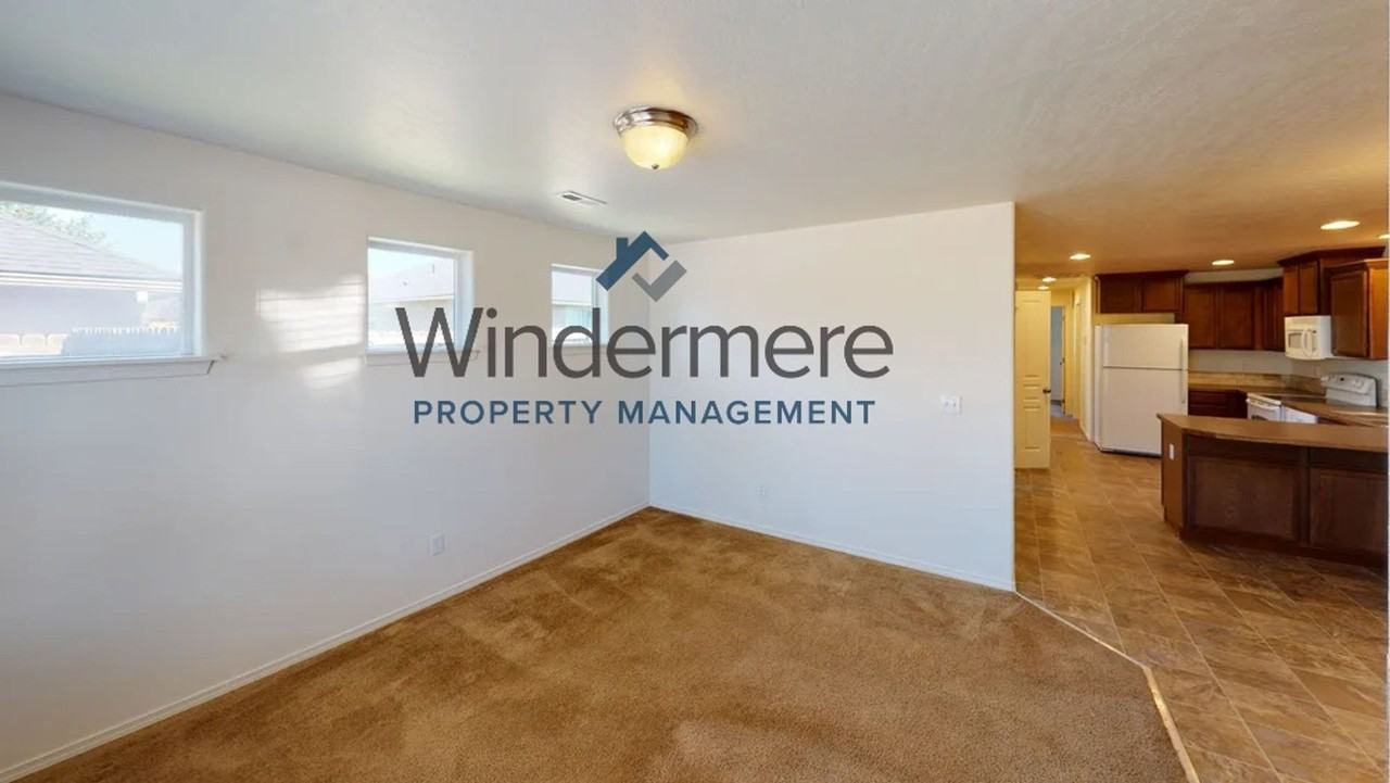 1905 S Bernard St - Photo 2 of 14