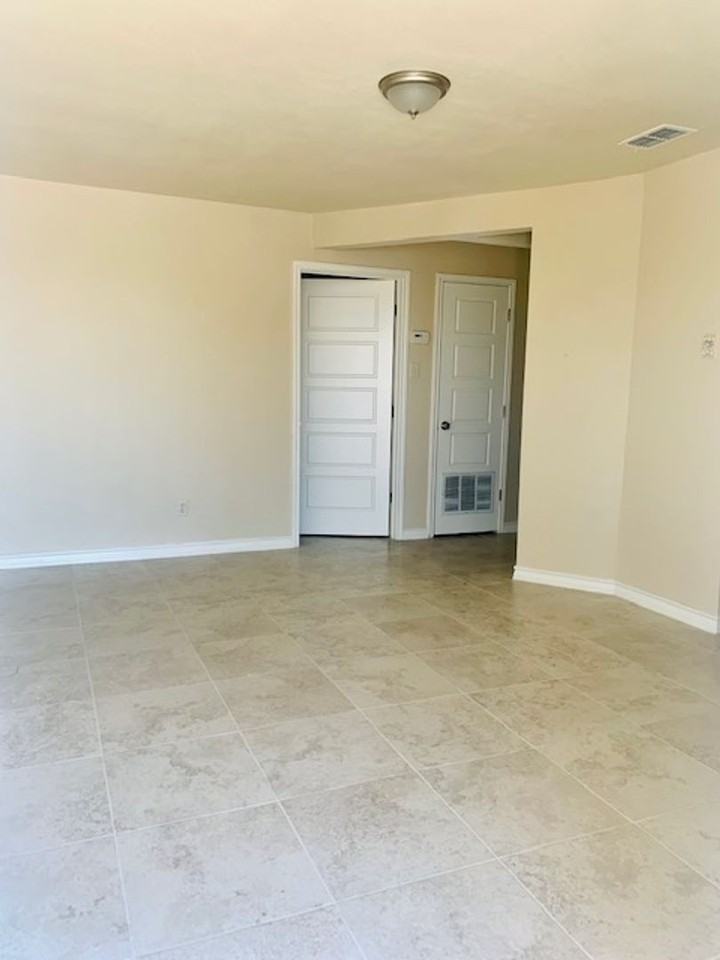 Dos Estrellas Apartments - Photo 2 of 19