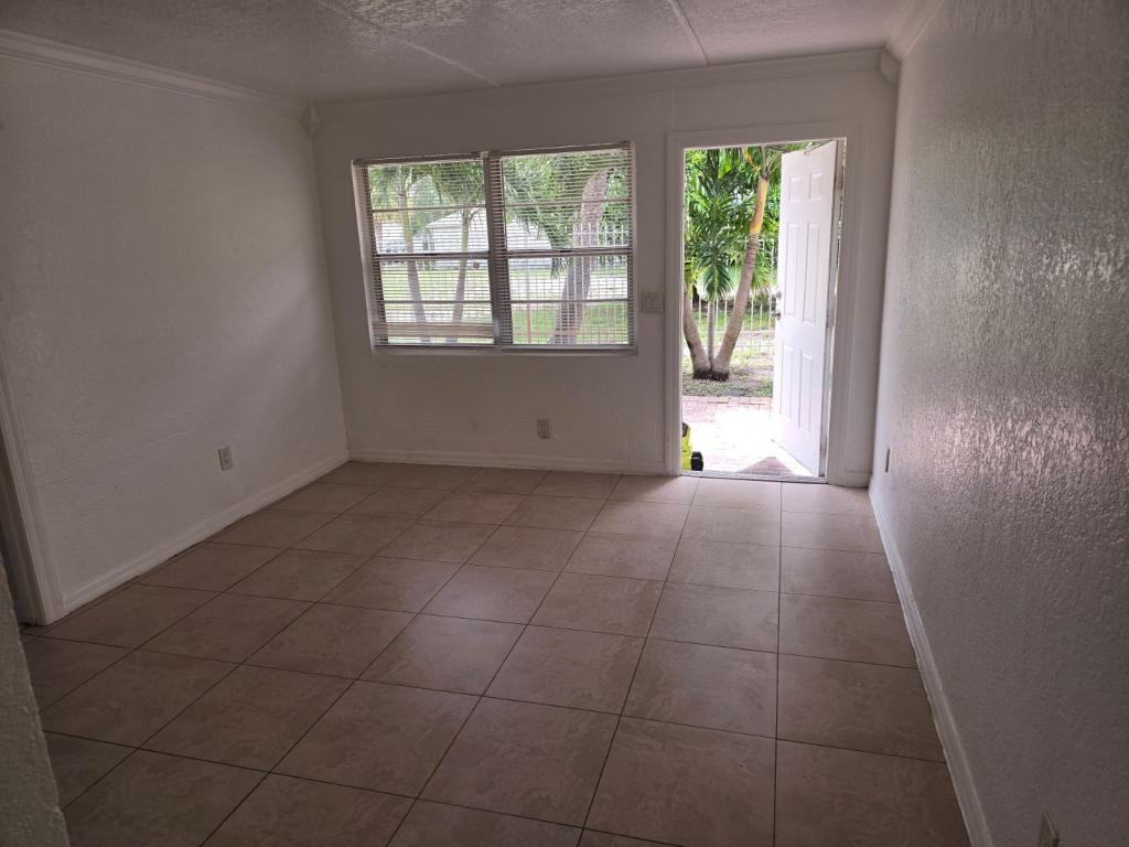 906 2nd St - Photo 2 of 6