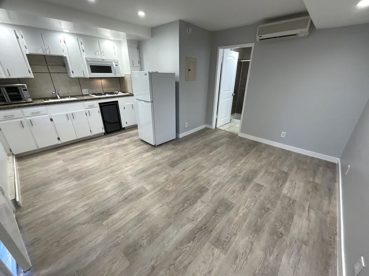 10814-10818 10814-10818 Blix St - 814-B2- single - Photo 2 of 44