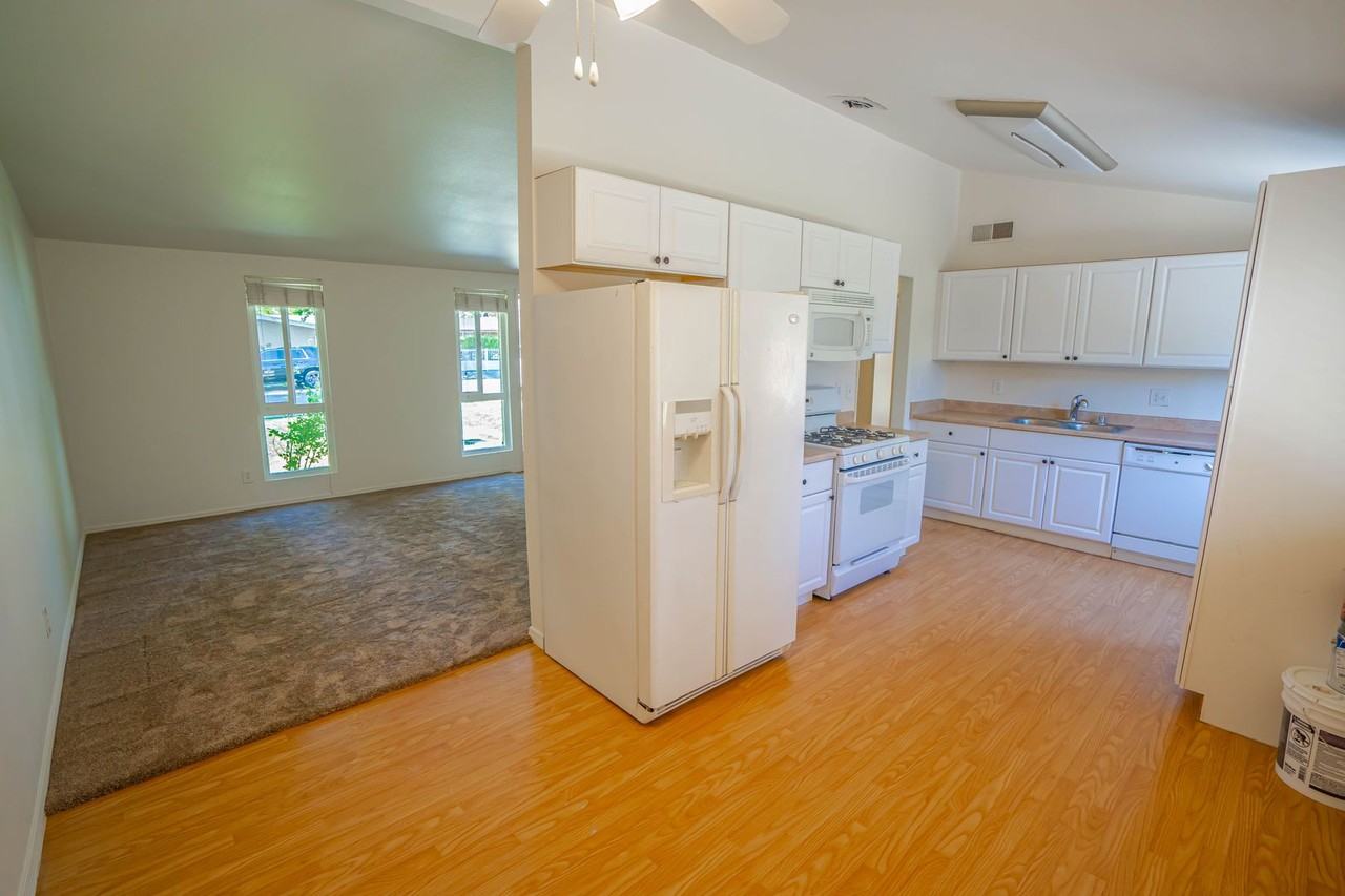 19028 Newhouse St - Photo 5 of 16