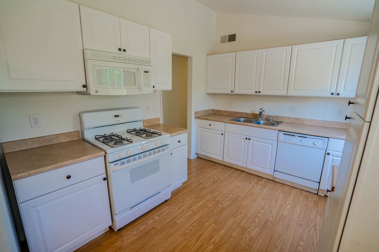19028 Newhouse St - Photo 6 of 16