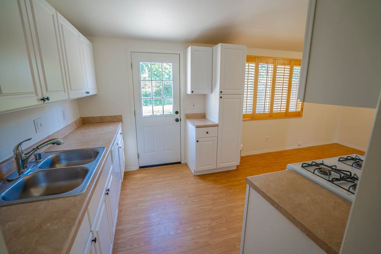 19028 Newhouse St - Photo 7 of 16