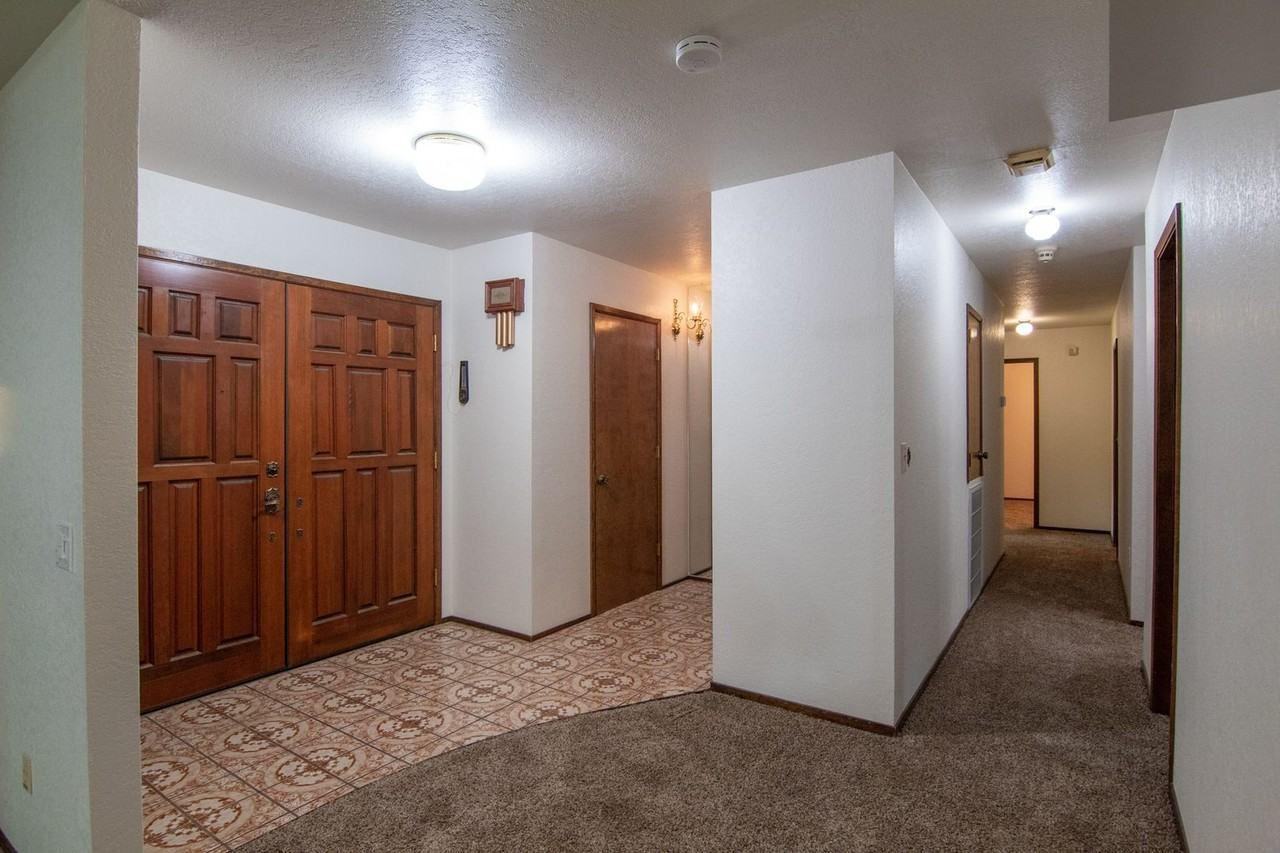 6585 Lucerne Ct - Photo 2 of 30