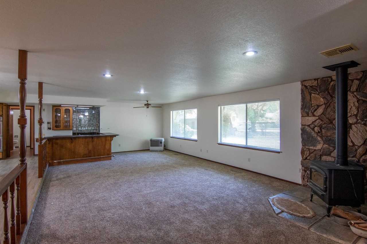 6585 Lucerne Ct - Photo 3 of 30