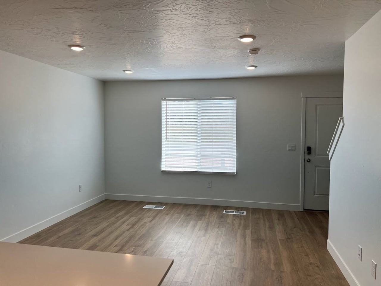 519 S May Dr - Photo 4 of 18