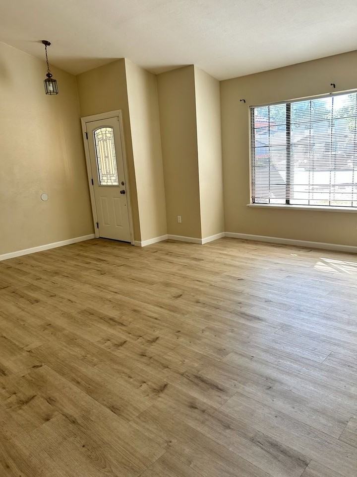 320 Bedford Ln - Photo 3 of 17