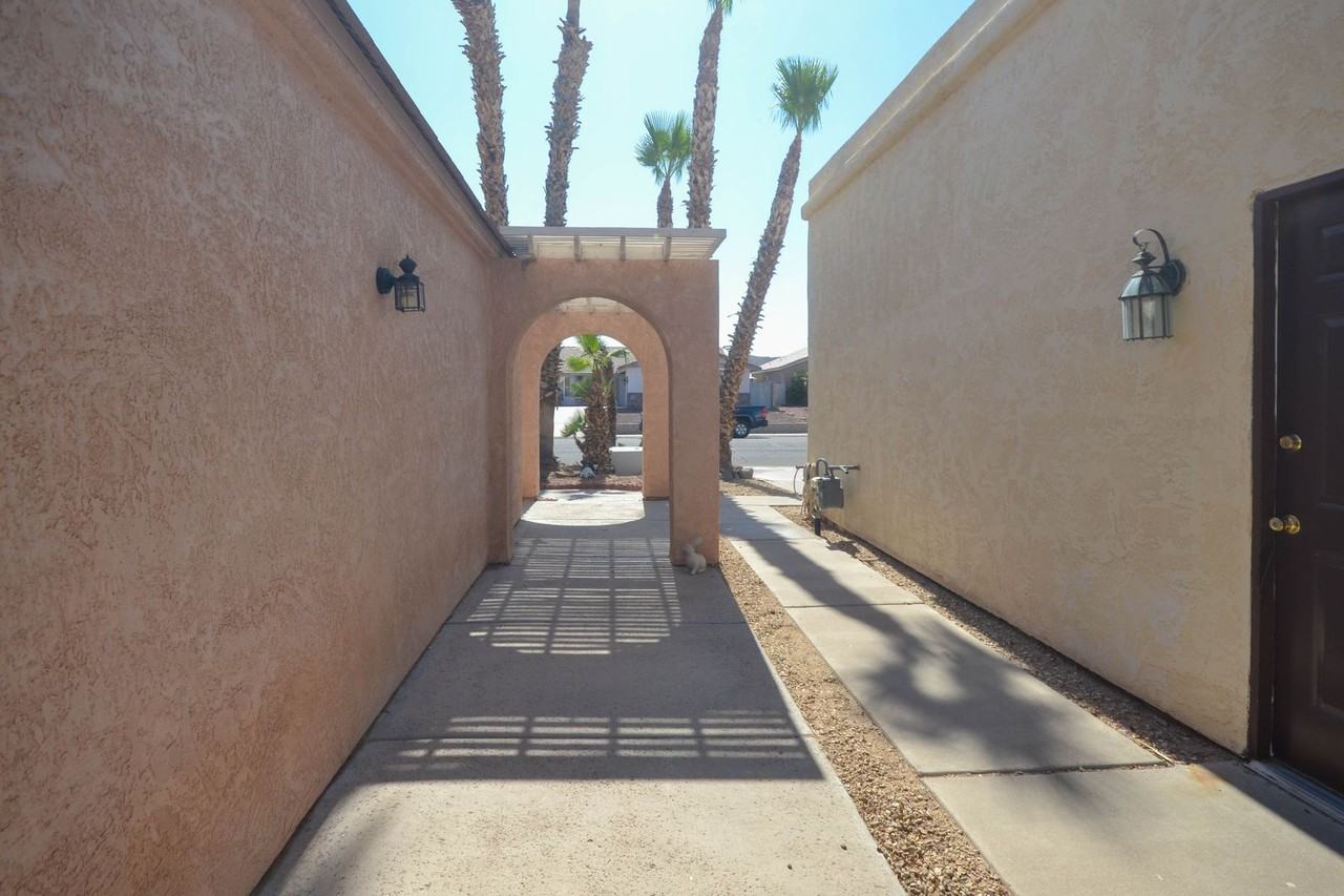 2911 Country Club Dr - Photo 4 of 34