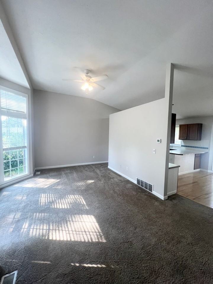 113 E Franklin Dr - Photo 2 of 23