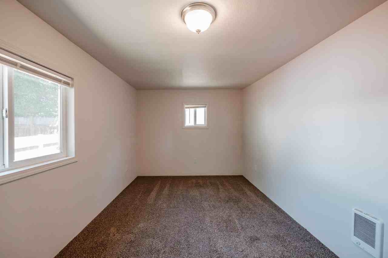 916 Oak St - Photo 2 of 9