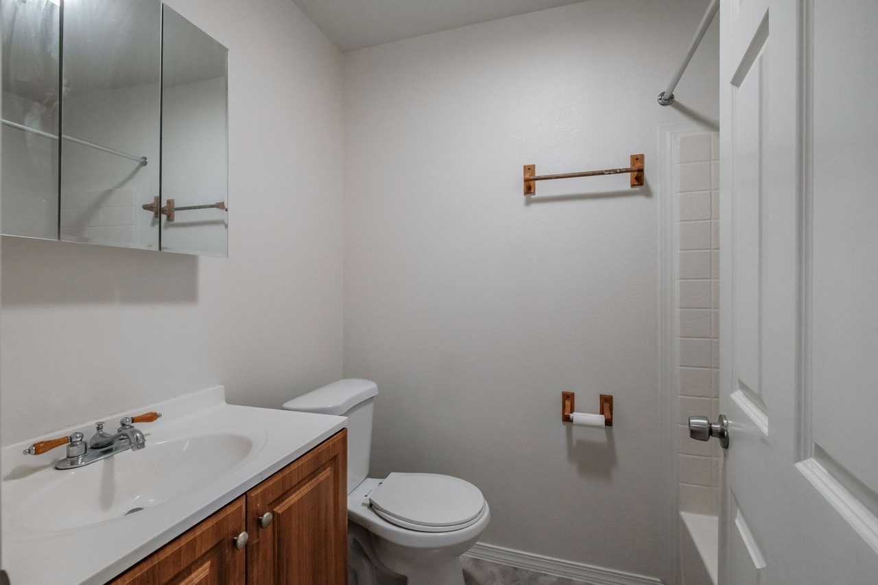 916 Oak St - Photo 3 of 9