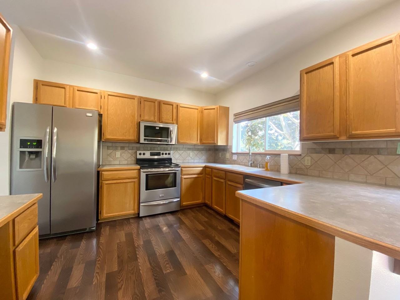 1639 S 374th Ct - Photo 4 of 24