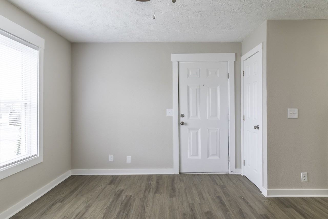 143 Kingsridge Dr - Photo 2 of 14