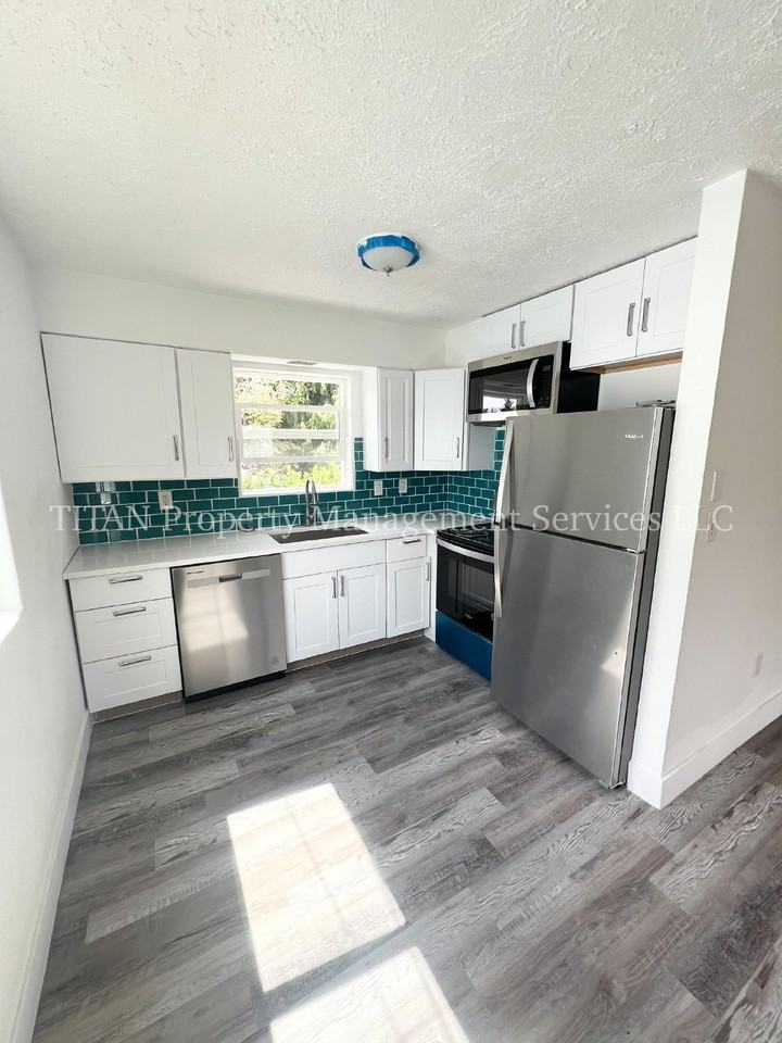 1135 13th St Ne #4 - Photo 2 of 6