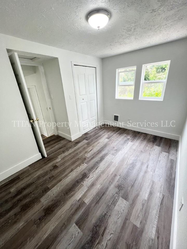 1135 13th St Ne #4 - Photo 3 of 6