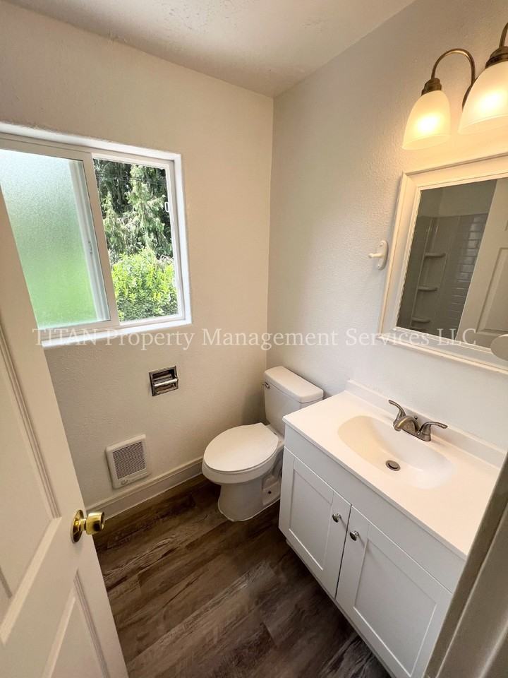 1135 13th St Ne #4 - Photo 4 of 6