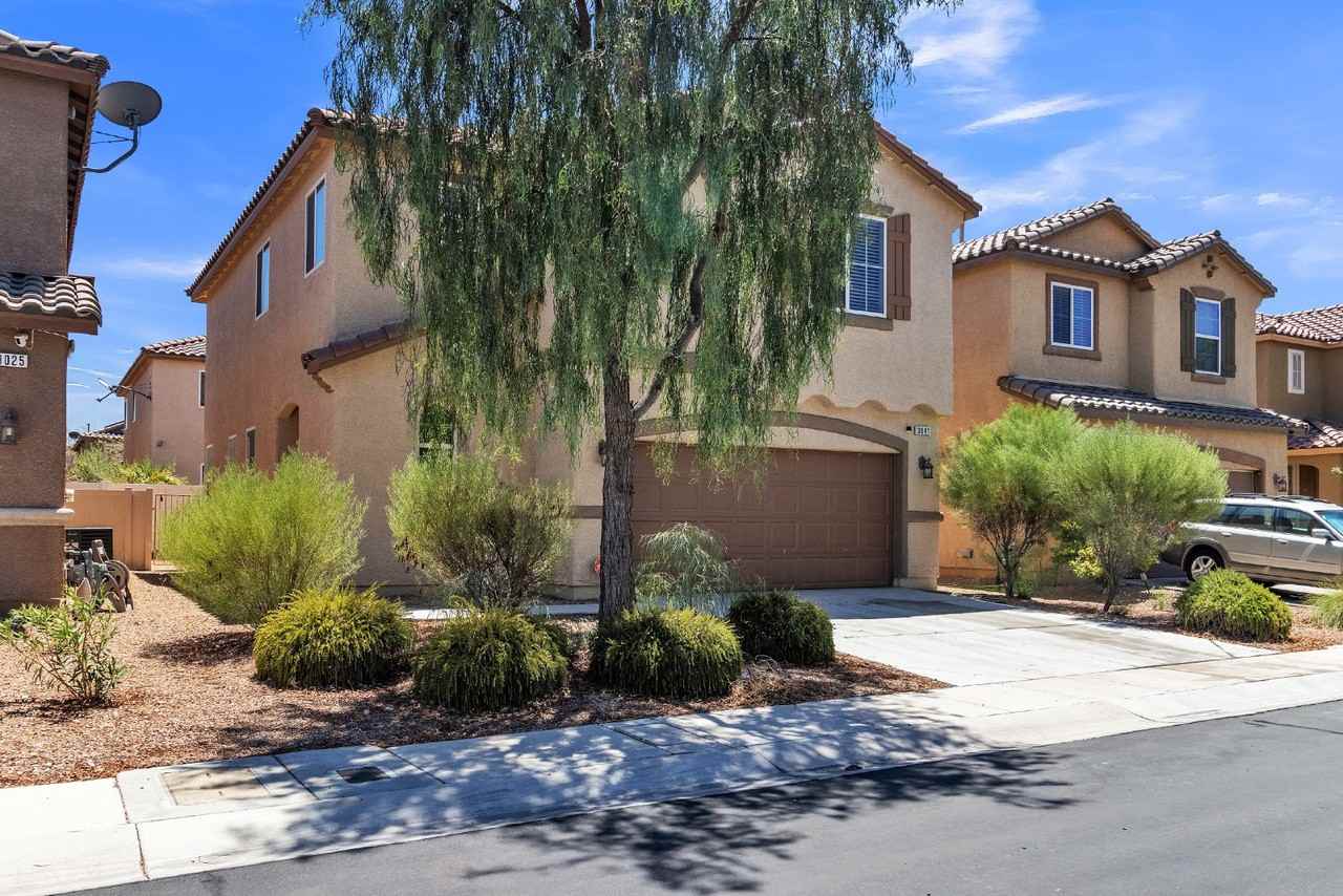 3041 Lake Como Ave - Photo 3 of 37