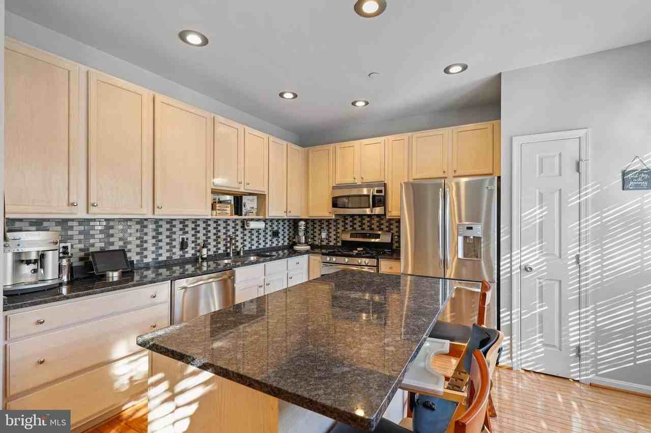 421 Clayton Ln - Photo 3 of 19