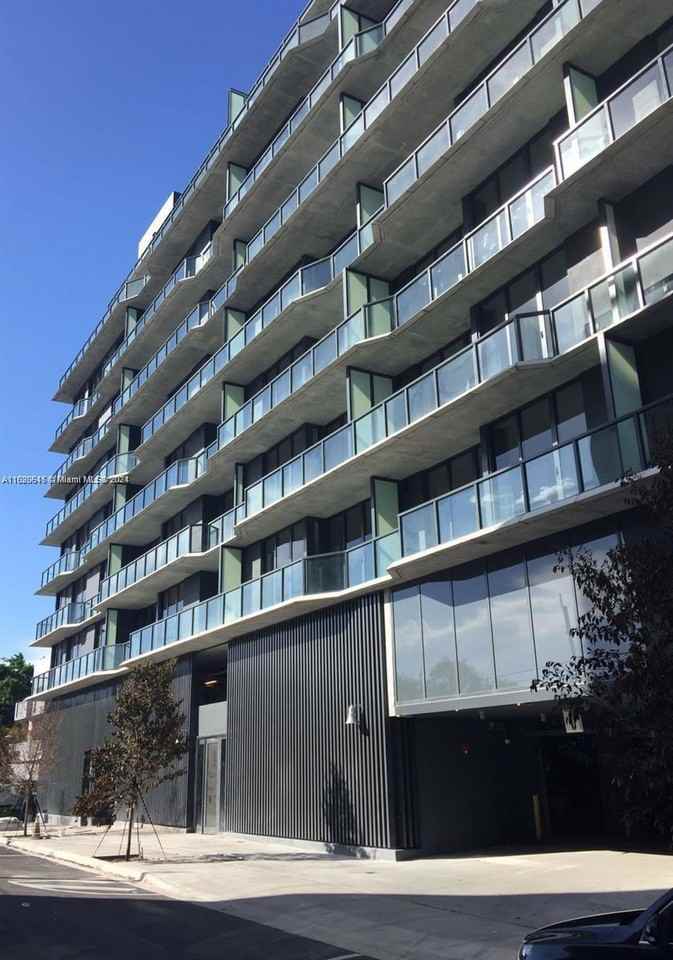 201 Sw 17th Rd #606 - Photo 2 of 8