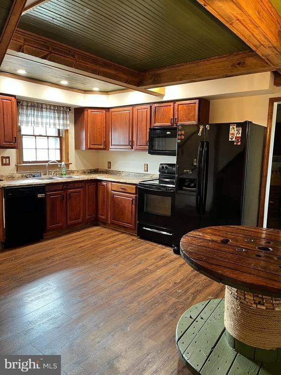 632 E Queen St - Photo 3 of 29