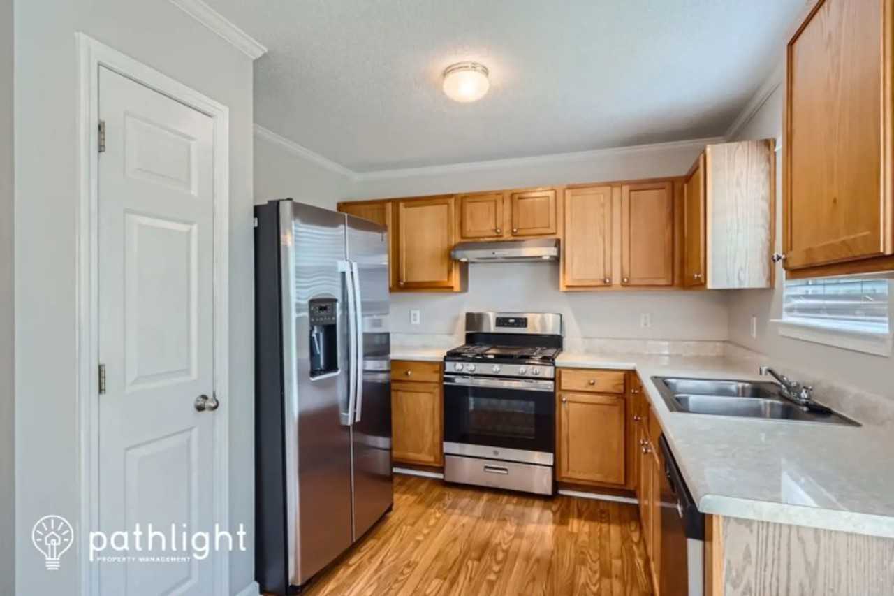 701 Brentwood Pkwy - Photo 3 of 20