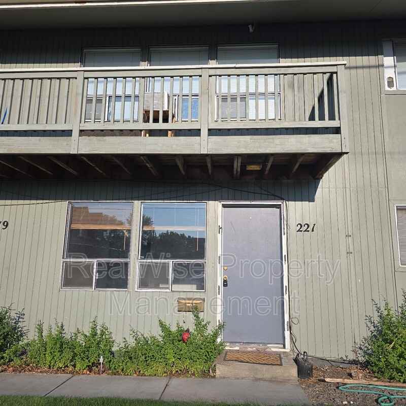 221 Nw 7th St - Photo 2 of 12