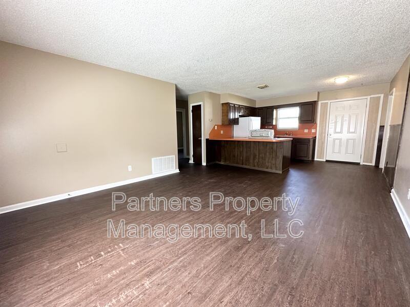 105 Pine Ave - Photo 3 of 13