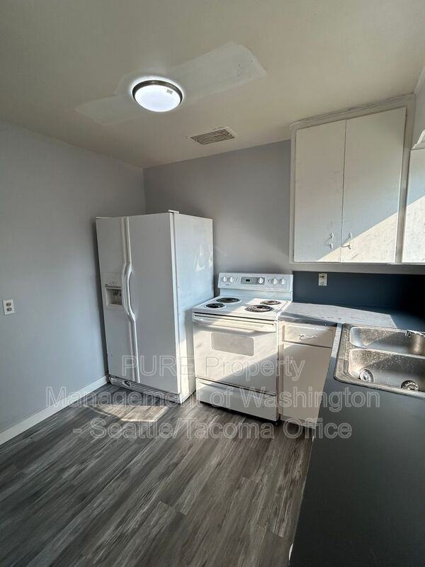 721 S Ainsworth Ave - Photo 2 of 14