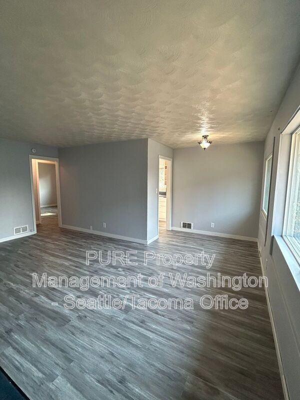 721 S Ainsworth Ave - Photo 3 of 14