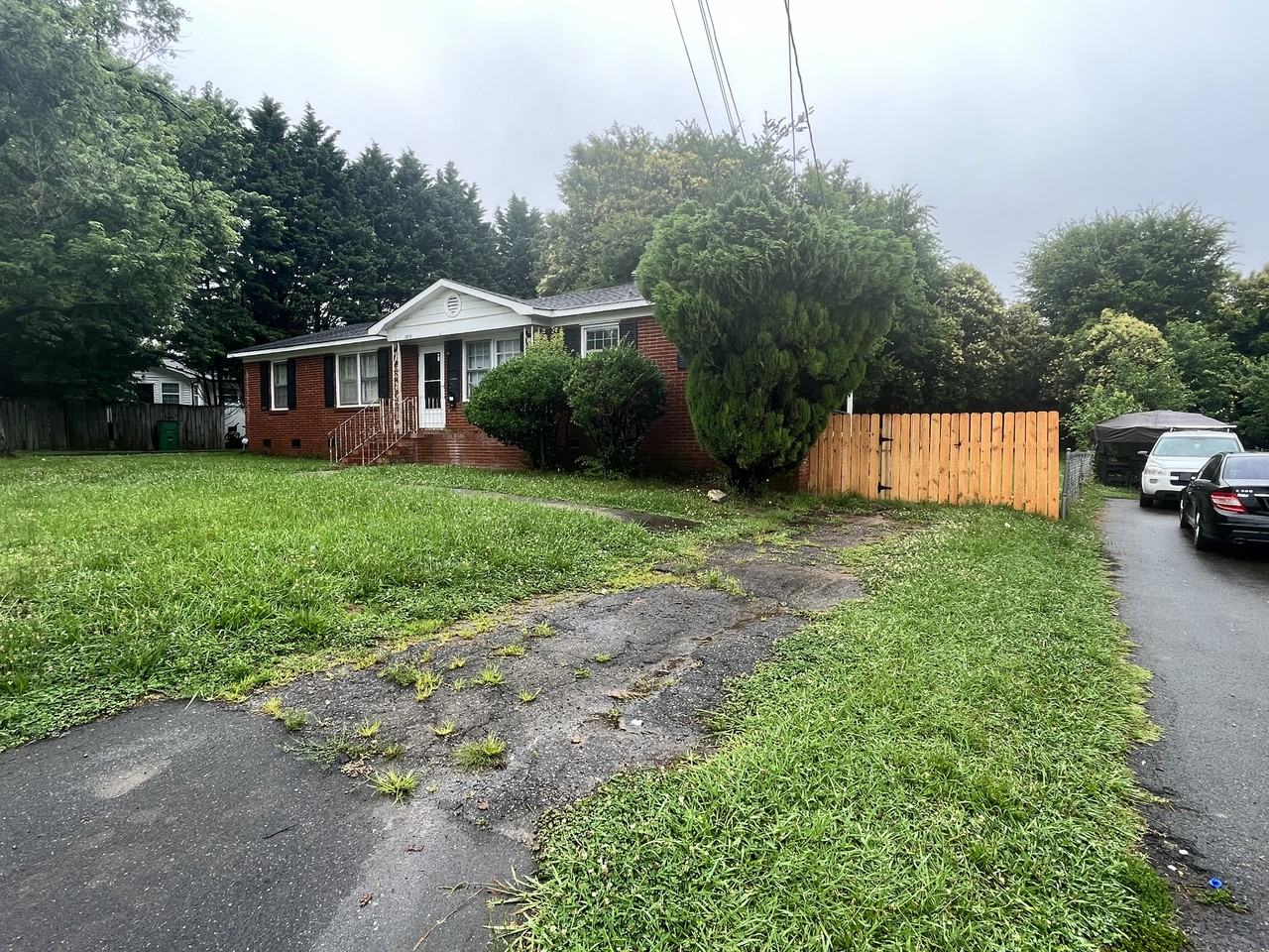 5915 Ingleside Dr - Photo 3 of 17