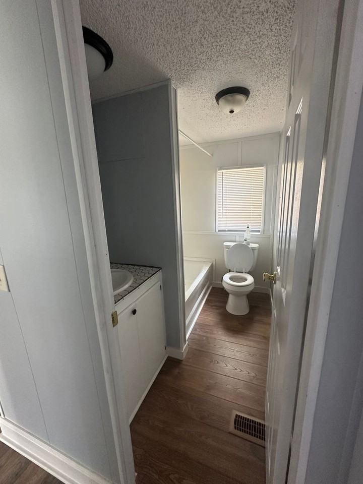 1376 Fleetwood Cir - Photo 2 of 13