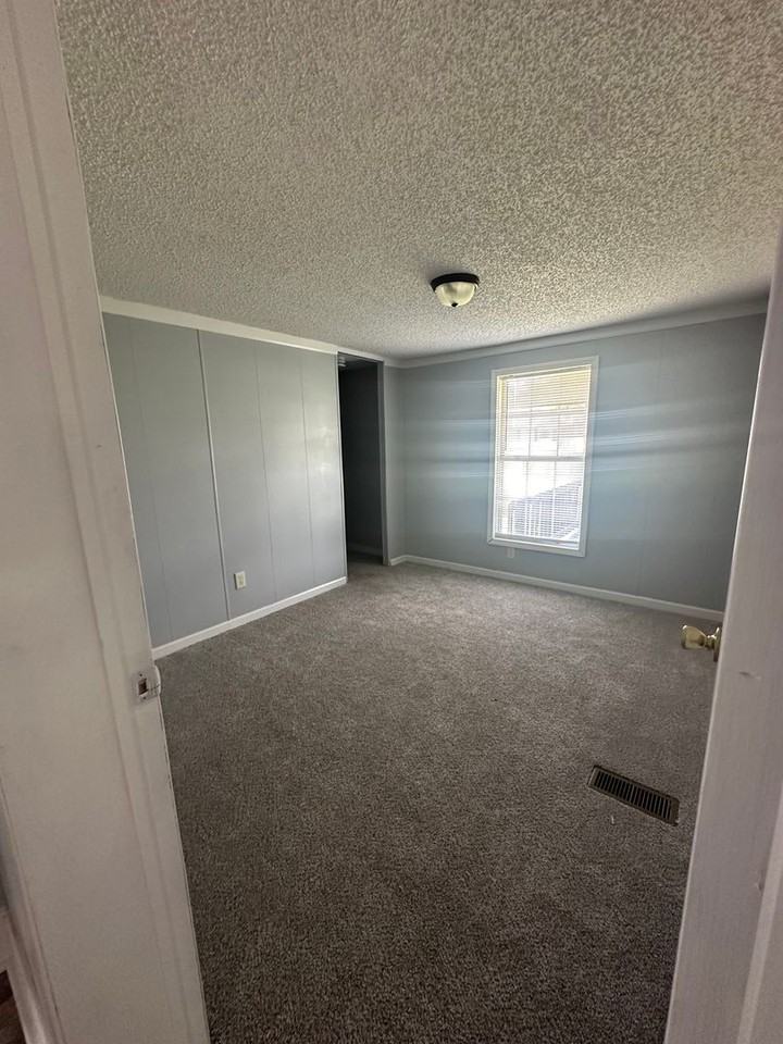1376 Fleetwood Cir - Photo 4 of 13