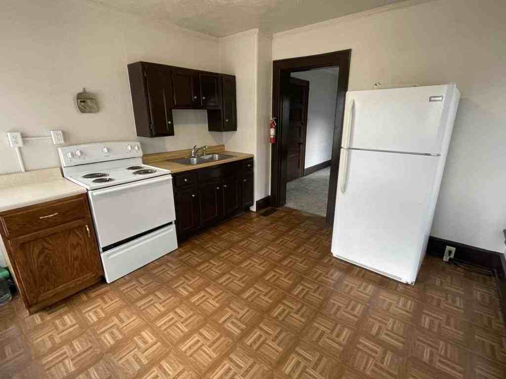 320 1/2 N 10th St - Photo 7 of 8