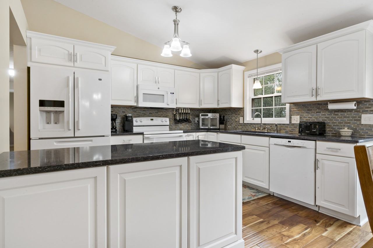 374 Gardiner Rd - Photo 2 of 34