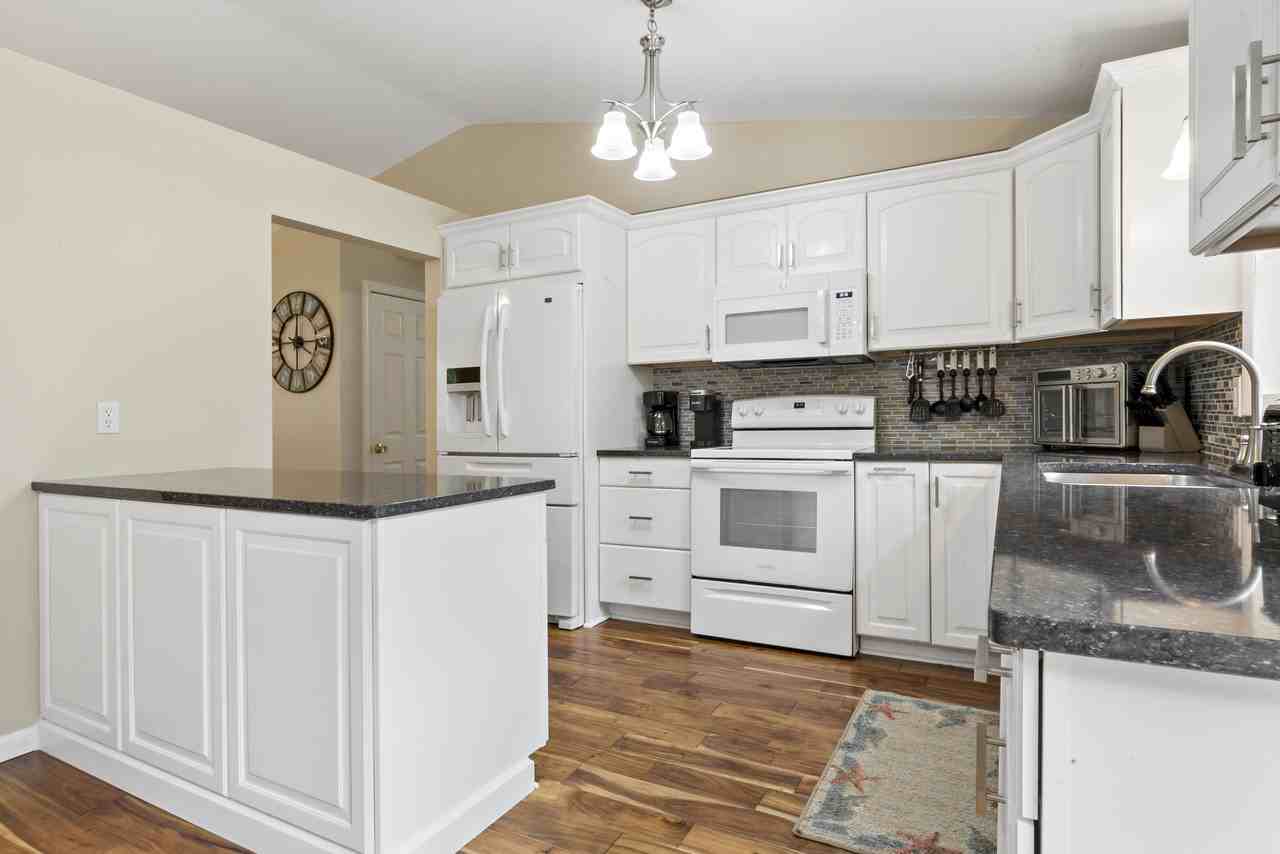 374 Gardiner Rd - Photo 3 of 34