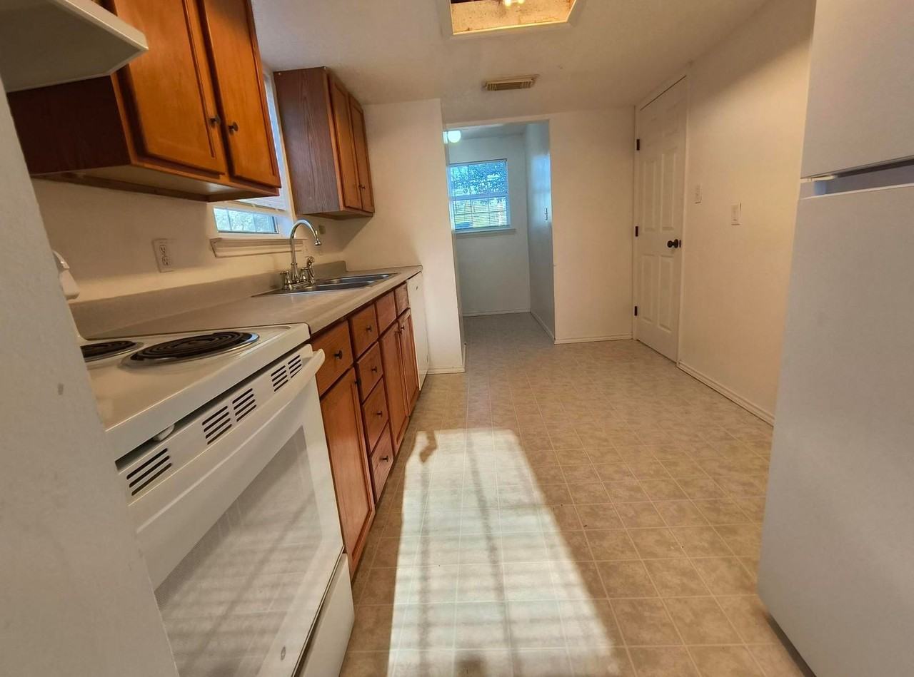 423 W Avenue V - Photo 4 of 17