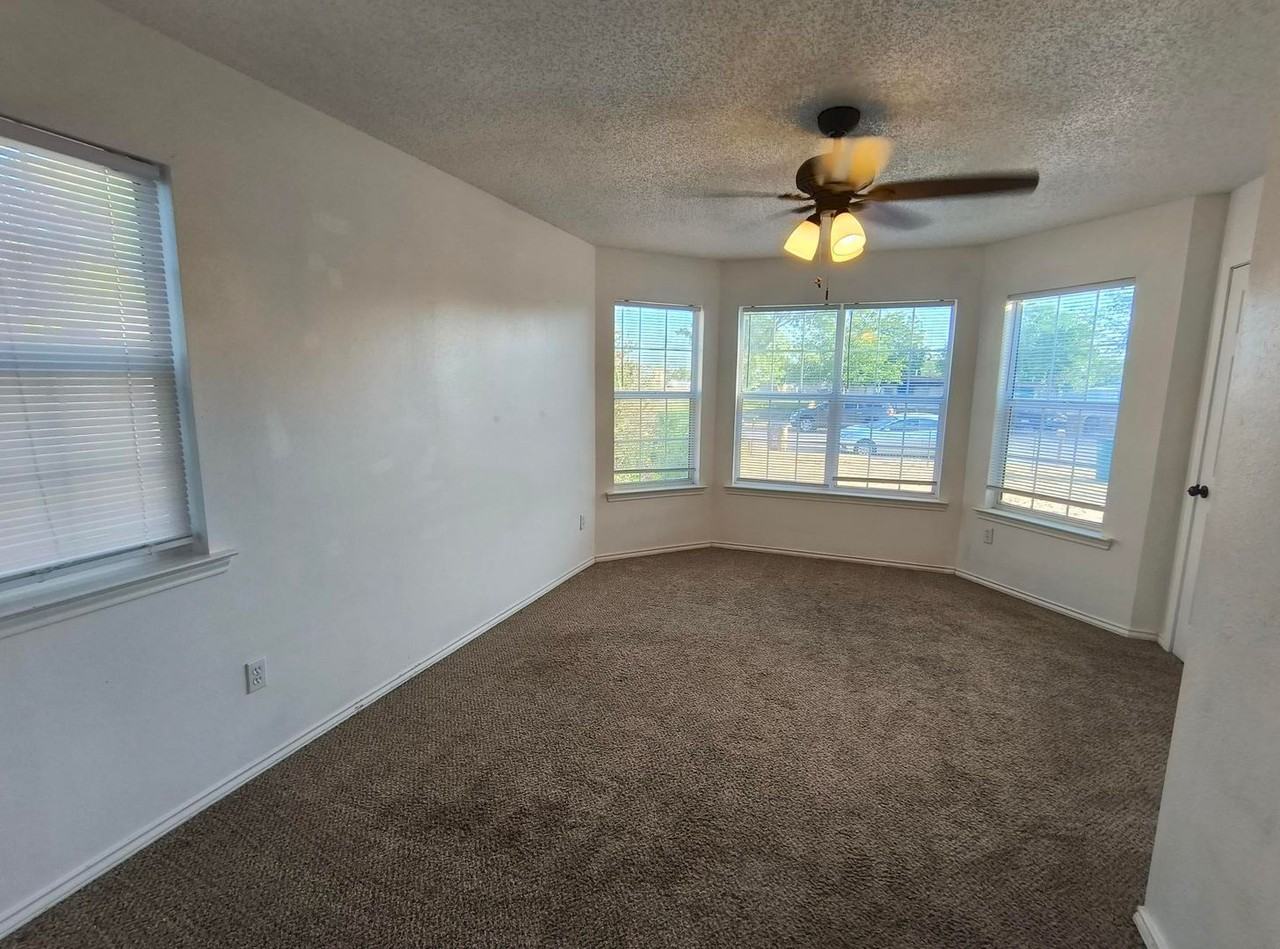 423 W Avenue V - Photo 5 of 17