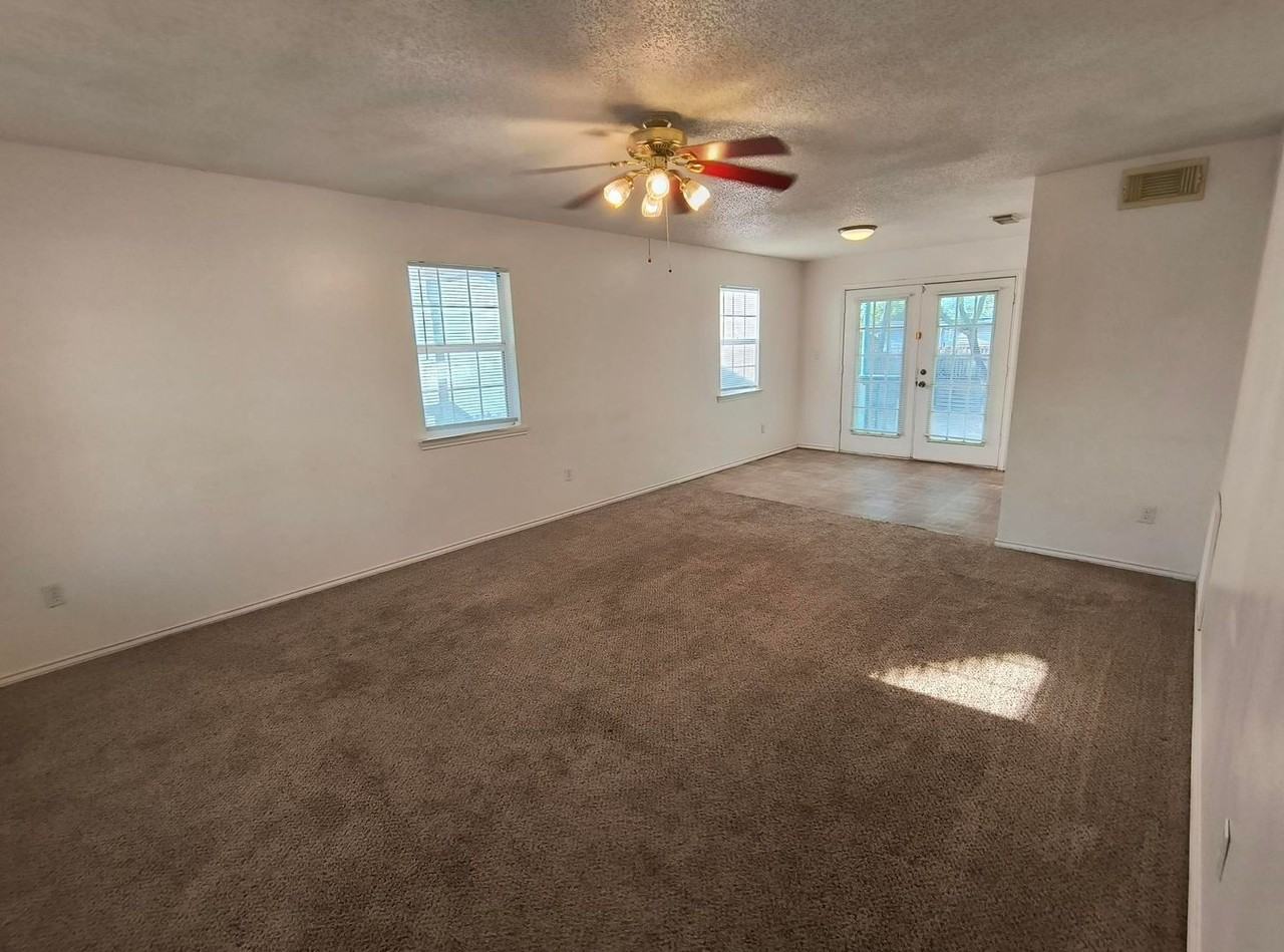 423 W Avenue V - Photo 6 of 17