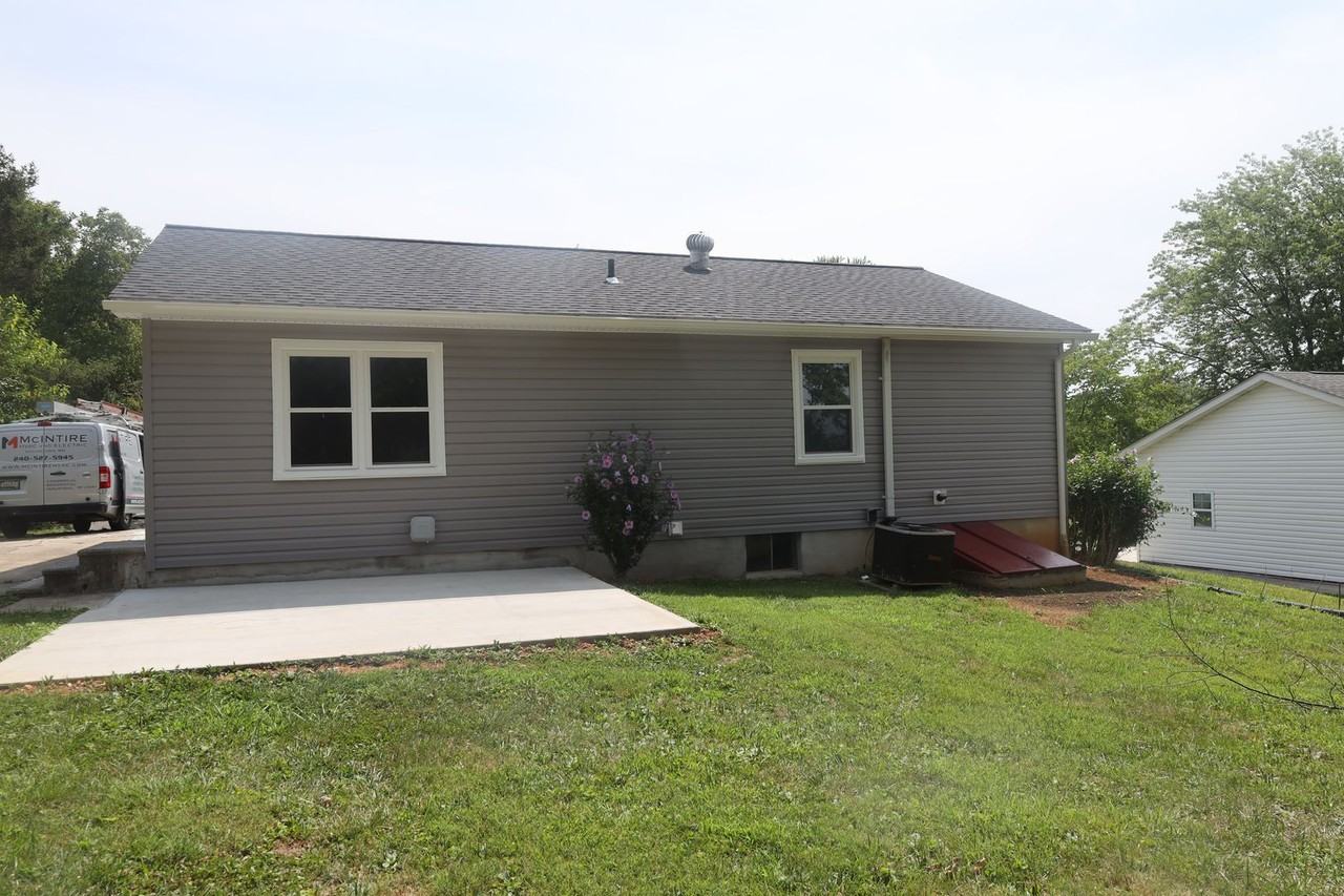 323 S Jefferson St - Photo 2 of 6