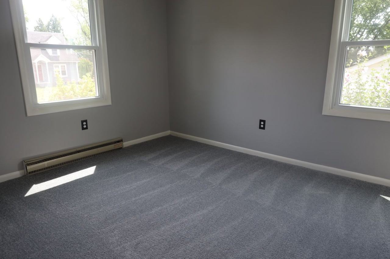 323 S Jefferson St - Photo 3 of 6