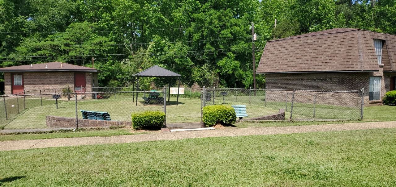 Les Chateaux Apartments - Photo 2 of 3