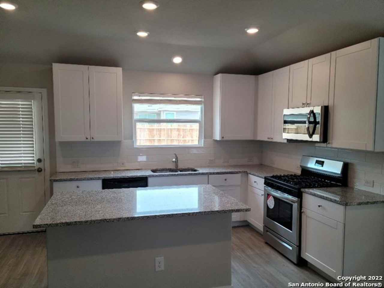 6703 Beehive Dr - Photo 3 of 23