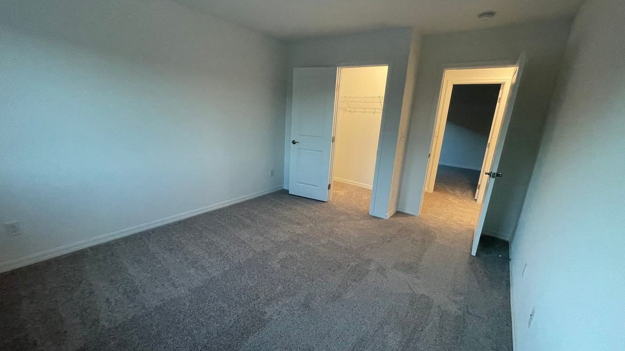 7054 Sunland Hills Ave - Photo 7 of 47