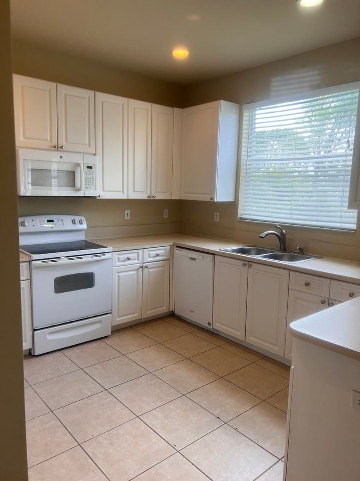 11230 Lakeland Cir - Photo 6 of 19