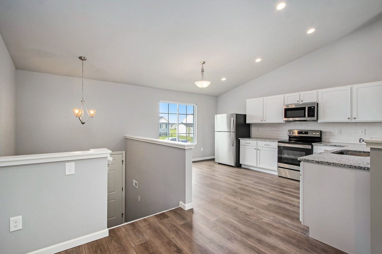 2520 Wood Ridge Dr - Photo 2 of 18